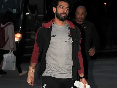Dàn sao Liverpool đổ bộ London; Mohamed Salah xuất hiện với cánh tay băng bó