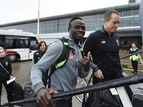 Dàn sao Liverpool khấp khởi ra sân bay, chờ ngày diệt gọn Spartak Moscow
