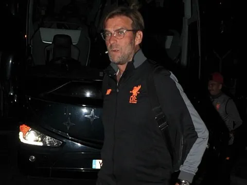 Dàn sao Liverpool trở lại Anh khi trời còn tối om