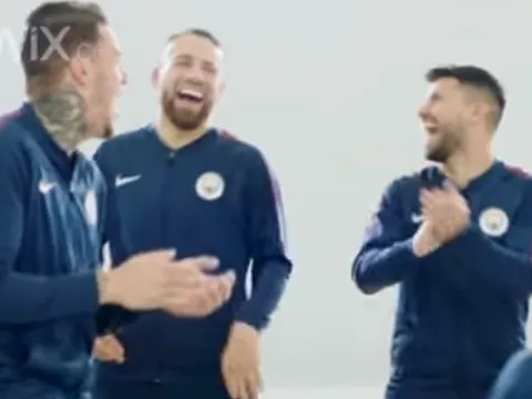 Dàn sao Man City khoái chí khi được dạy trang điểm