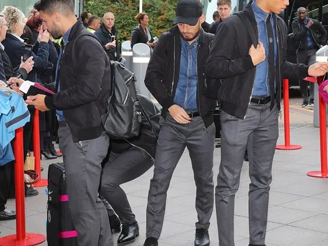 Dàn sao Man City mặc đồ cực chất đến Italia