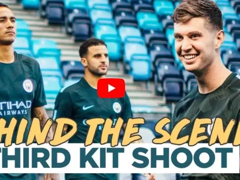 Dàn sao Man City tạo dáng cực chất khoe áo đấu thứ 3