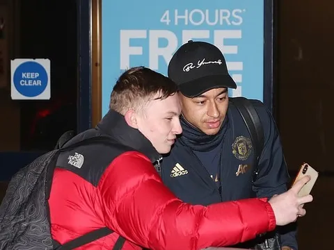 Dàn sao M.U lầm lũi trở về Manchester khi Liverpool ở ngay trước mắt