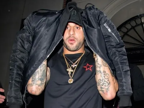 Dàn sao tuyển Anh che mặt khi bị phát hiện đi "quẩy" đến tận 3 giờ sáng