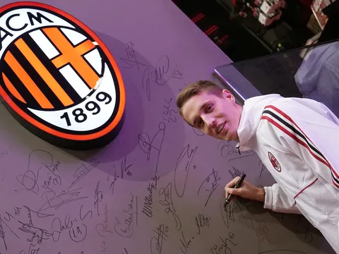 Đang chấn thương, tân binh Milan còn bị CĐV 'hành hạ'