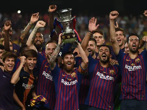 Đánh bại đội bóng của Carlos Tevez, Messi cùng các đồng đội nâng cao cúp Joan Gamper