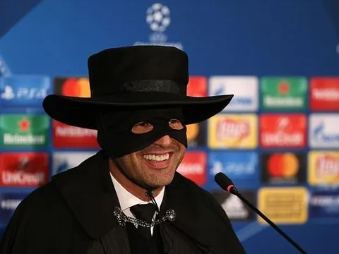 Đánh bại Man City, HLV Donetsk 'chơi trội' hóa Zoro trong buổi họp báo
