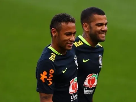 Bị chê bám váy Neymar, Alves bật lại Forlan