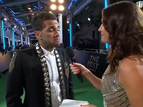 Dani Alves troll chủ tịch Real Madrid tại lễ trao giải FIFA The Best