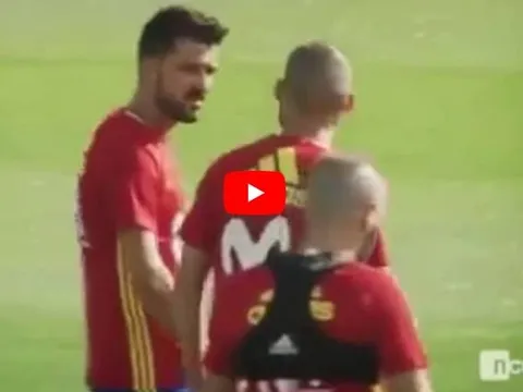 David Villa rạng rỡ trong ngày đầu lên tuyển