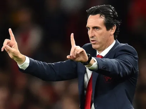 Đây, điều Emery làm được còn Wenger thì không