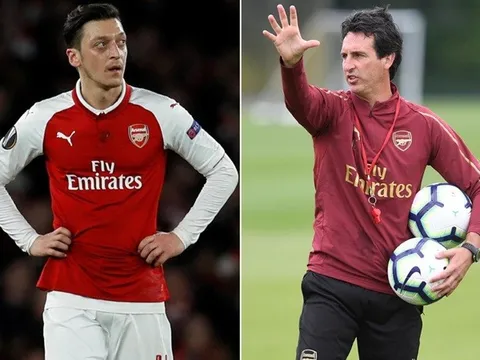 Emery lên tiếng về tin bị Ozil hét vào mặt