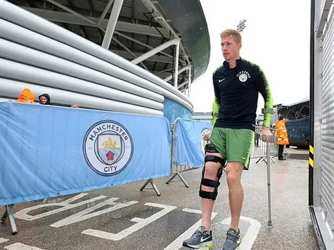 De Bruyne lê bước nặng nhọc ra sân tập Man City