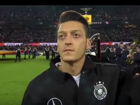 De Bruyne và Mesut Ozil, ai mới là chân chuyền số 1 của NHA?