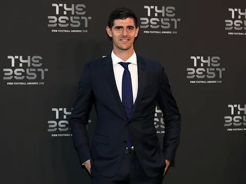 De Gea 'hạ bệ' Courtois, trò hề của FIFA?