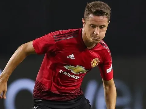 Để Herrera đá trung vệ, Mourinho đang "dằn mặt" Ed Woodward?