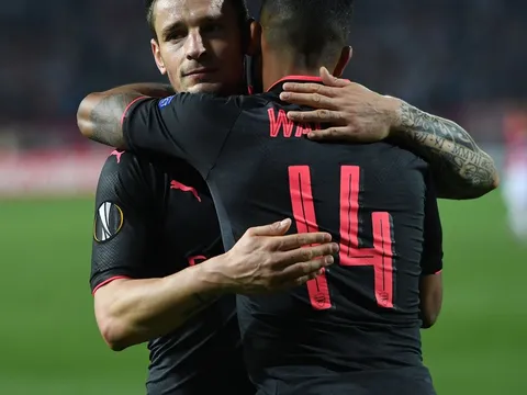 Debuchy tái sinh, đủ khả năng thay Bellerin?