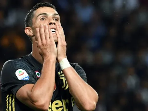 Cristiano Ronaldo bị huyền thoại Juventus dạy cho bài học