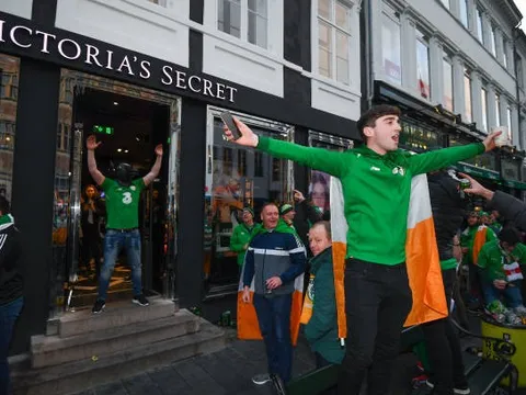 Đến Đan Mạch, CĐV CH Ireland 'quậy tưng' Victoria's Secret