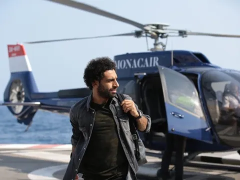 Đến gặp Ramos, trông Salah "ngầu" như 007