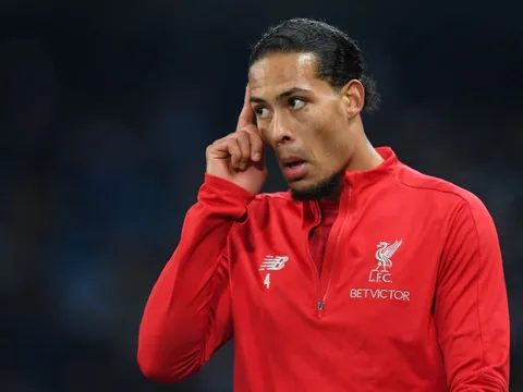 Đến lượt Van Dijk chấn thương, hàng thủ Liverpool lâm nguy
