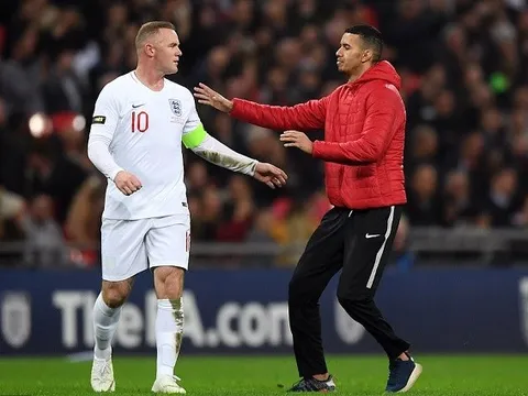Đến tận giây cuối, Rooney vẫn tỏ ra lịch thiệp với vị khách không mời