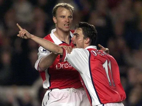 Dennis Bergkamp bị Marc Overmars và Van der Sar sa thải