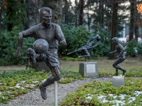 Dennis Bergkamp lần thứ hai được dựng tượng