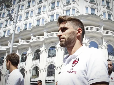 'Lận lưng' 6 trái, Milan thoải mái tại Macedonia
