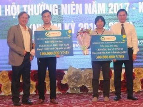 Bầu Tú trao thưởng cá nhân, tập thể xuất sắc năm 2017