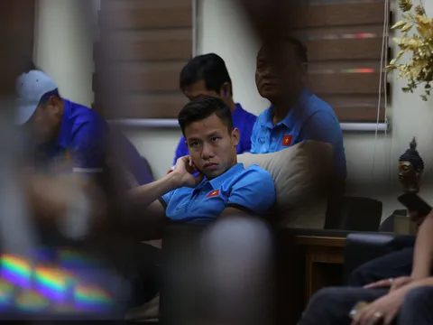 Chờ hơn 4 giờ mới được nhập cảnh, trò cưng thầy Park làm gì?