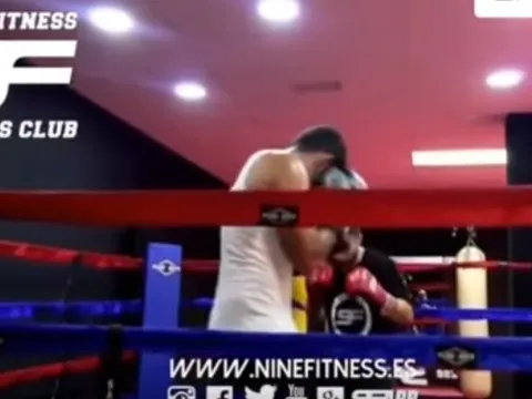 Diego Costa xỏ găng lên sàn đấu quyền anh