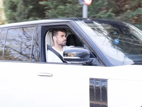Diego Costa "xuống nước", xách xe đến sân tập Chelsea