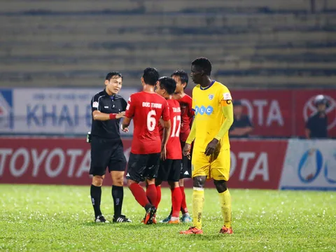 Điểm tin bóng đá Việt Nam tối 28/10: Trọng tài bẻ còi, V-League lại dậy sóng