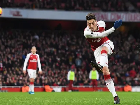 Điểm tin tối 17/12: M.U ra tay vụ Ozil; Griezmann rất gần Barca