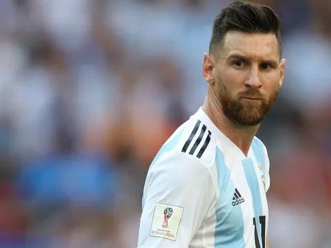 Điểm tin tối 25/01: M.U khiến Arsenal, Chelsea lo sốt vó; Messi tái xuất