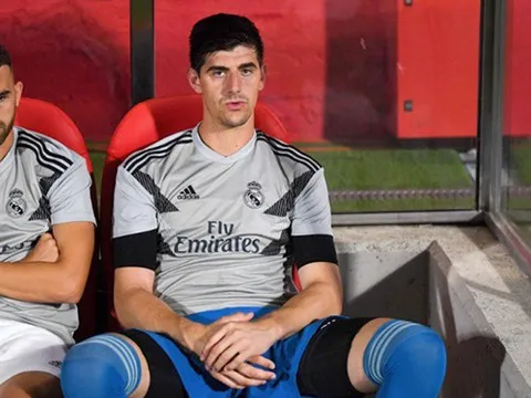 Courtois buồn bã khi bị CĐV Chelsea hiểu nhầm