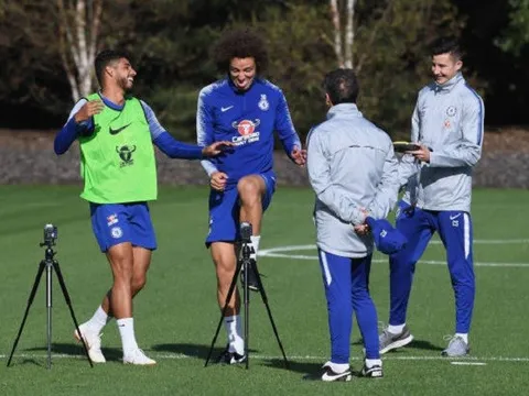 Đối phương mất quân chủ lực, Luiz lộ vẻ khoái chí