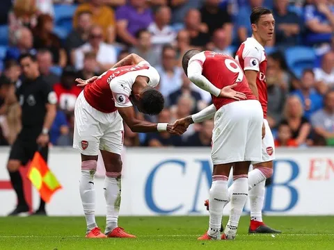 Đồng đội ăn mừng, Ozil quay lưng và tin đồn bật thầy lại xuất hiện