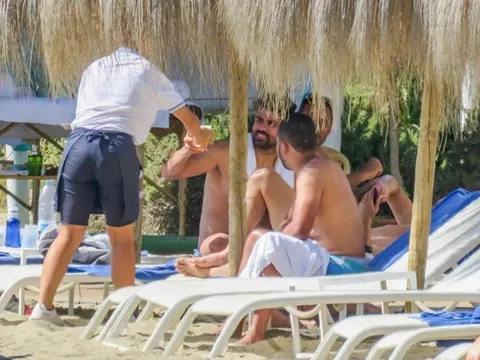 Đồng đội lên tuyển, Diego Costa nốc bia trong ngày sinh nhật buồn