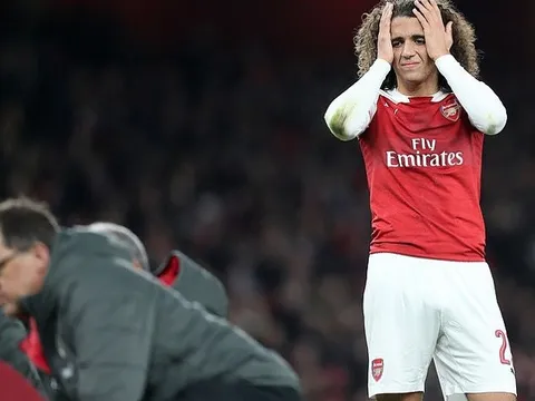 Đồng đội ôm đầu bàng hoàng trước chấn thương khủng khiếp của Welbeck