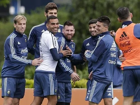 Đồng đội ôm lấy Messi trước trận cầu sinh tử