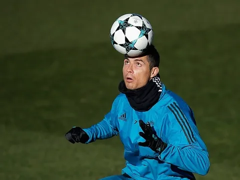Đồng đội trố mắt nhìn CR7 biễu diễn kĩ thuật