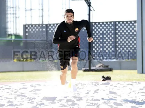 Đồng đội về tuyển, Suarez ở lại vùi mình trên bãi cát