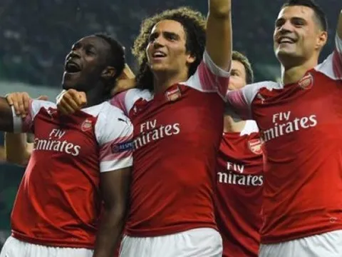 Đồng tình với Ozil, CĐV Arsenal không ngừng khen ngợi "tiểu Vieira"