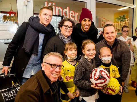 Dortmund mang 80.000 CĐV từ Signal Iduna Park vào bệnh viện