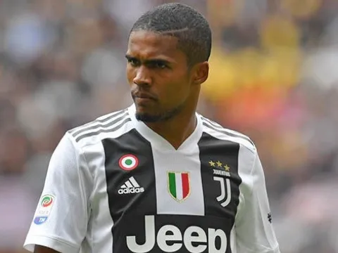 Douglas Costa phá vỡ im lặng sau màn 'phun mưa' vào đối thủ