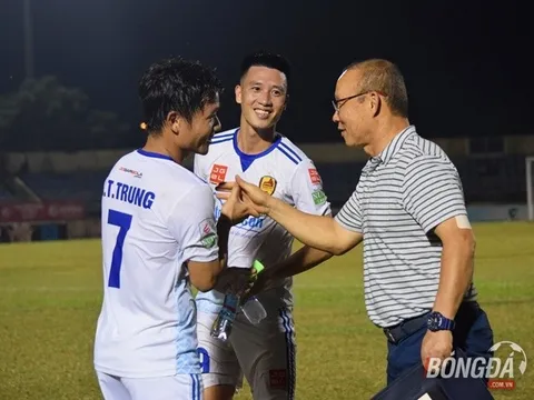 "Bỏ quên" Nghiêm Xuân Tú, HLV Park Hang-seo đợi gần 10 phút để bắt tay Thanh Trung, Huy Hùng