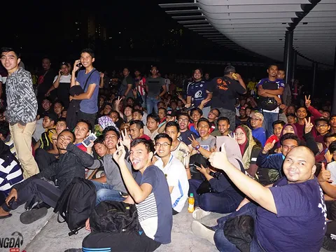 Choáng ngợp cảnh "màn trời, chiếu đất" CĐV Malaysia săn vé xem chung kết gặp Việt Nam