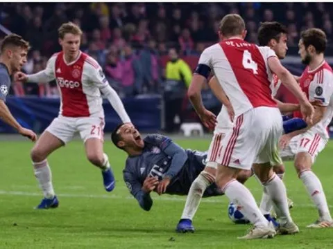 Dư âm Ajax 3-3 Bayern Munich: Hàng thủ Hùm xám bị cuốn phăng bởi Cơn lốc màu đỏ